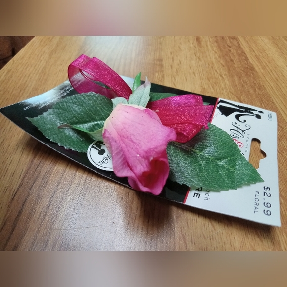 Boutonniere True Touch Pink Rose - Picture 5 of 6